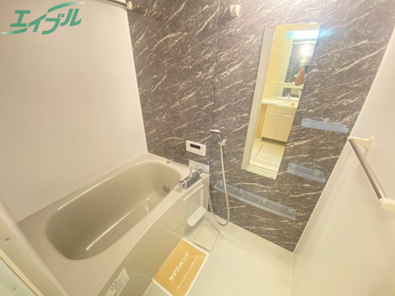 バス・シャワールーム　同型別室のお写真です。