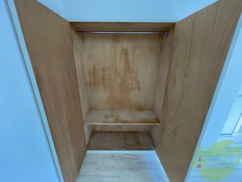 収納　こちらの収納にはハンガーをかけて服もしまえますね。