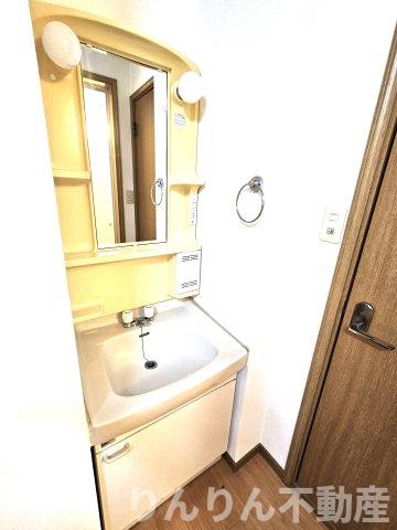 洗面設備　ゆったりとスペースのある洗面所