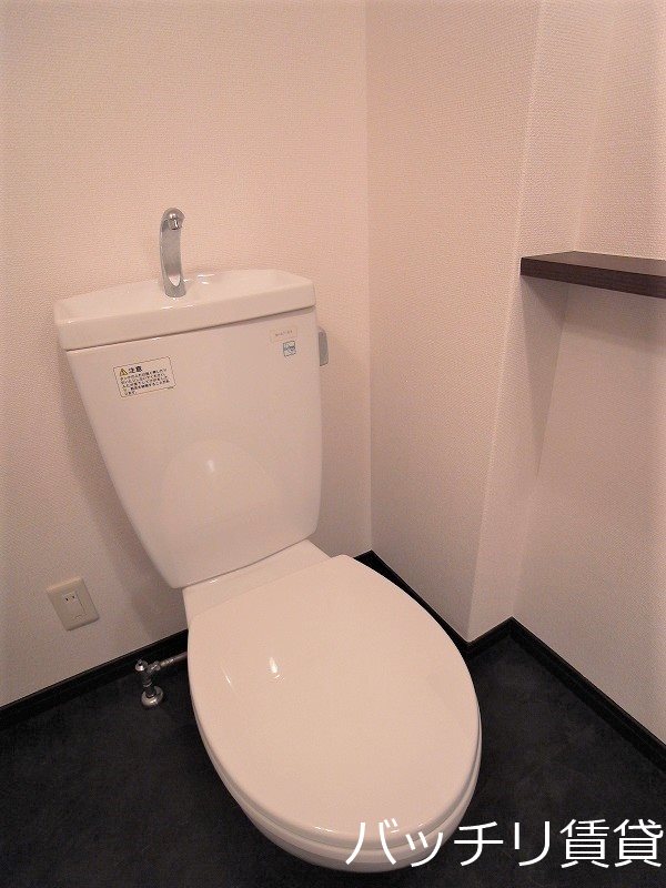 トイレ　画像は別号室タイプの為、現状を優先致します。