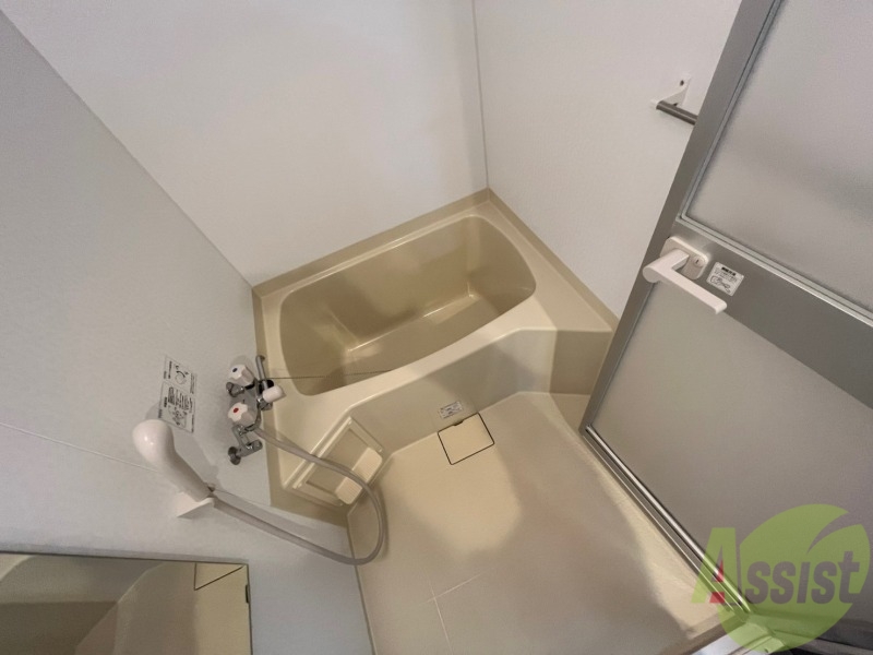 バス・シャワールーム　バスルームは狭すぎず、シャワーも浴びやすそうです。