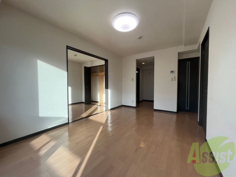 居室・リビング　白さが清潔感を出してくれます。お部屋も明るいですね。