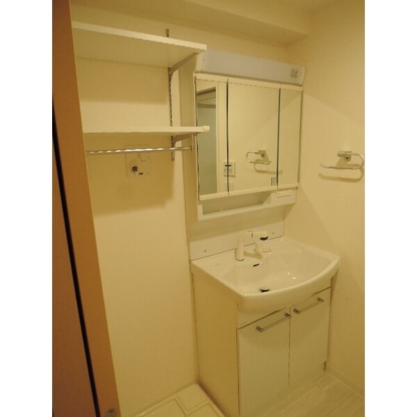 洗面設備　洗髪洗面化粧台付いてます！