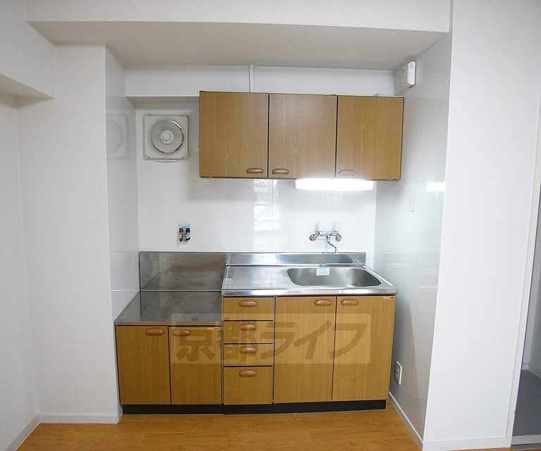 キッチン　大きめのキッチンが入っています。