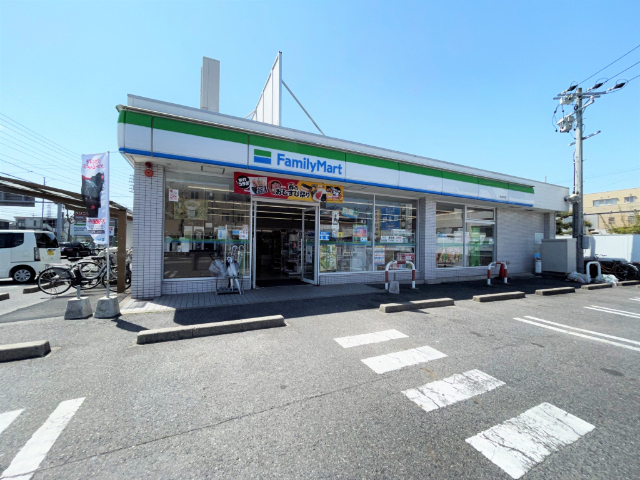 コンビニ　ファミリーマート（コンビニ）まで360m