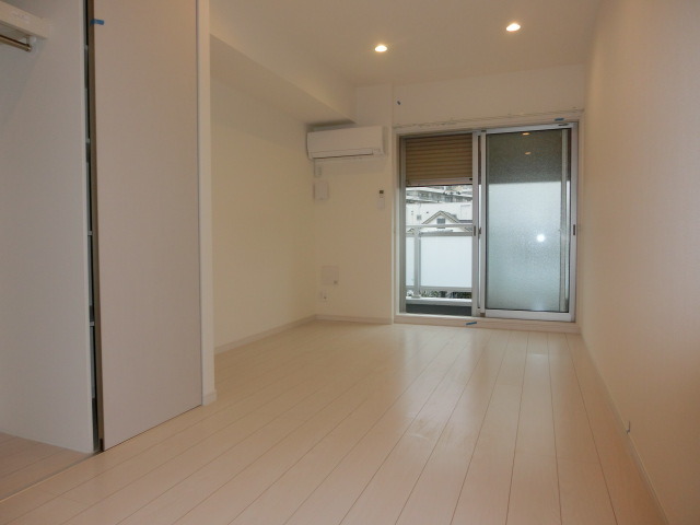 その他部屋・スペース　照明がなくてもお部屋のスポットライトで十分明るいですよ。