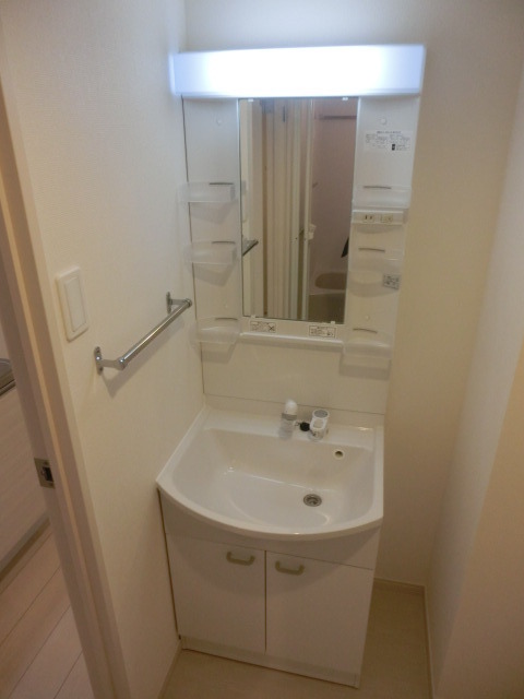 洗面設備　朝に欠かせない独立洗面所。