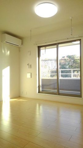 居室・リビング　こちらの居間で趣味の時間をお楽しみください