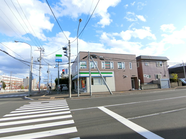 コンビニ　ファミリーマート札幌国際大学前店（コンビニ）まで440m