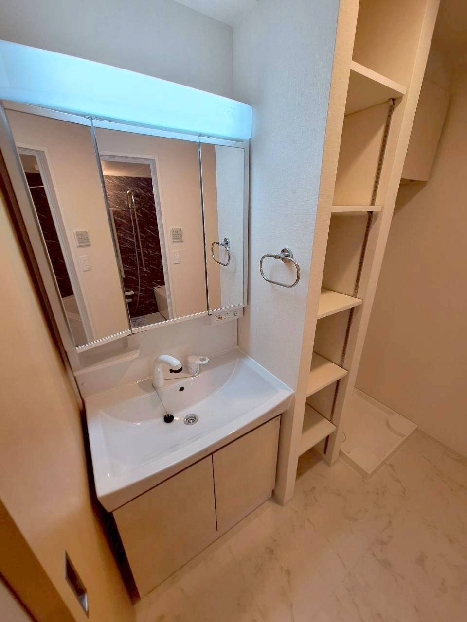 洗面設備　スペースが確保できる洗面所です