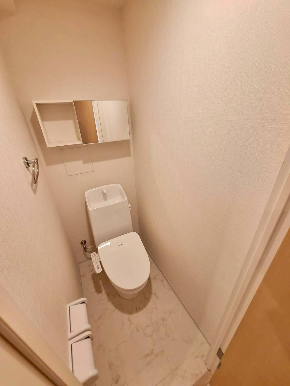 トイレ　落ち着いた色調のトイレです