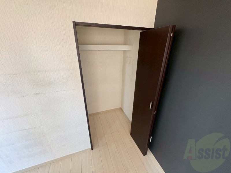 収納　こちらの収納にはハンガーをかけて服もしまえますね。