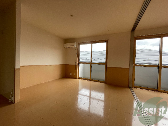 居室・リビング　こちらはリビングです。明るくていいですね。