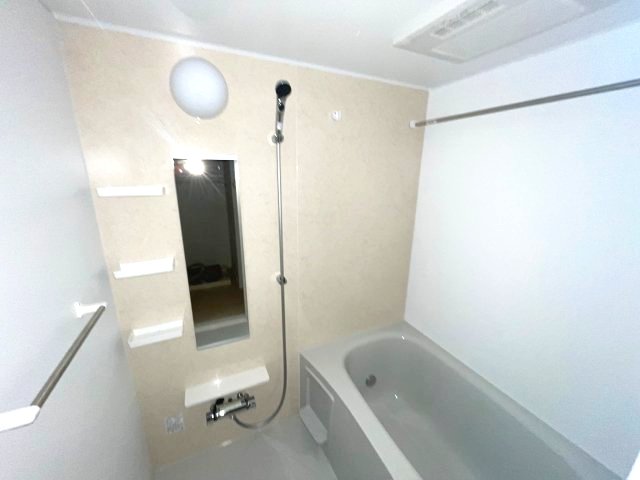 バス・シャワールーム　写真は、他部屋の反転間取りです。(現況優先)