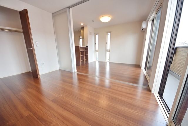 居室・リビング　洋室６帖よりLDK9.5帖