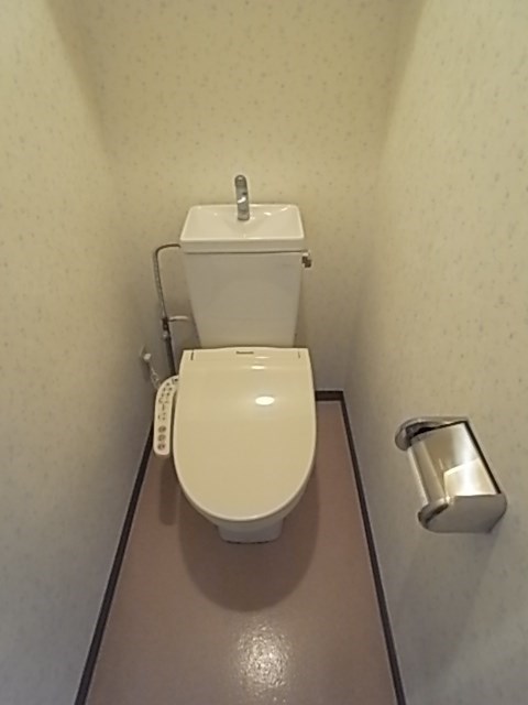 トイレ　落ち着いた色調のトイレです