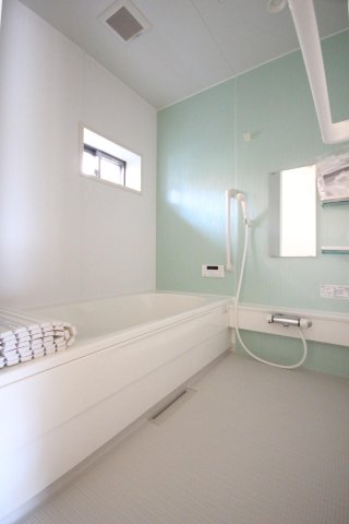 バス・シャワールーム　追い焚き機能付きのお風呂です♪