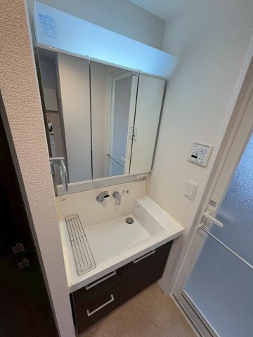 洗面設備　独立洗面台、小物を置くことができて便利です