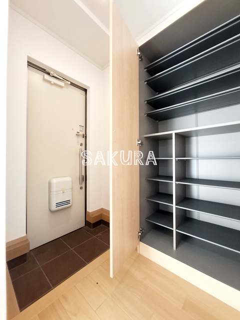 玄関　収納豊富なシューズボックスです♪