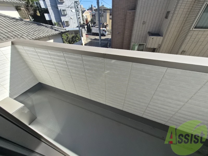 バルコニー　ベランダはよく日が当たり気持ちの良い空間です。