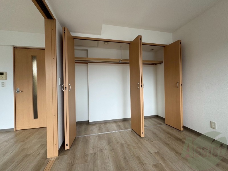 収納　こちらの収納にはハンガーをかけて服もしまえますね。
