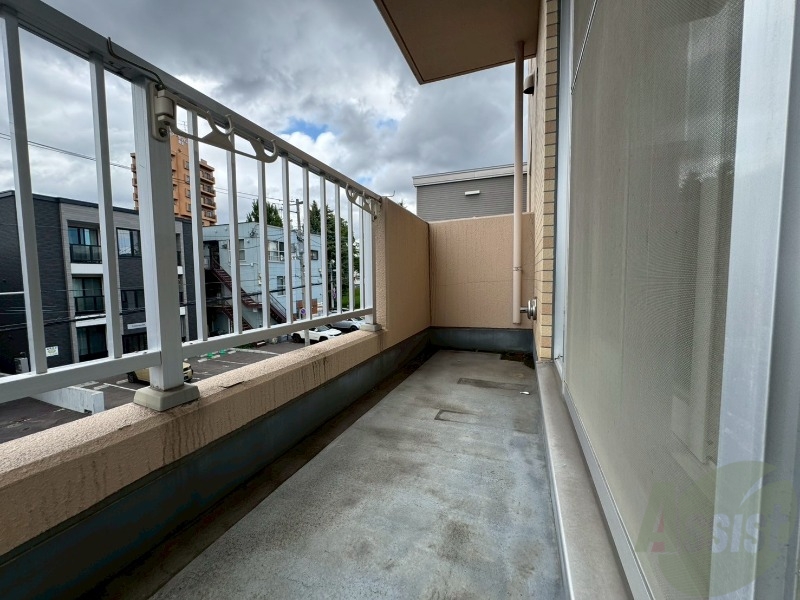 バルコニー　バルコニーが広くプチガーデニングも出来そうですね～。