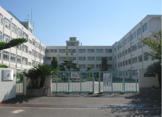 中学校　高槻市立第十中学校（中学校）まで516m