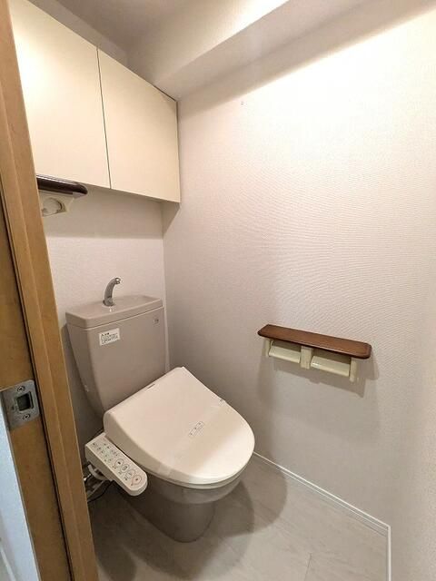 トイレ　落ち着いた色調のトイレです