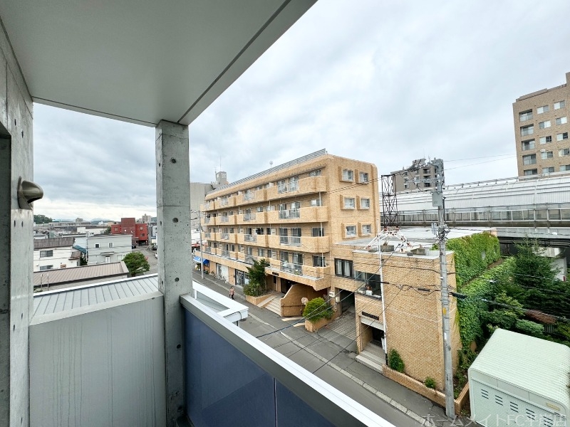 バルコニー　眺望◎のバルコニーからは青空が見えます♪