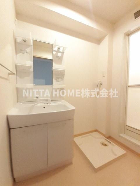 洗面設備　シャワー付き洗面台で朝の身支度はばっちり◎