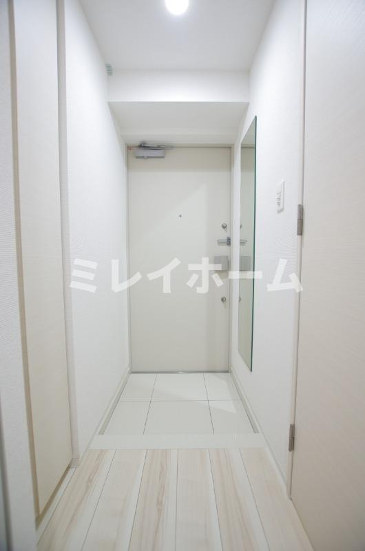 玄関　同建物内、別のお部屋の参考写真になります。
