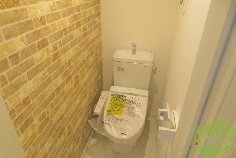 トイレ　トイレの壁はちょっとオシャレな感じになってます。
