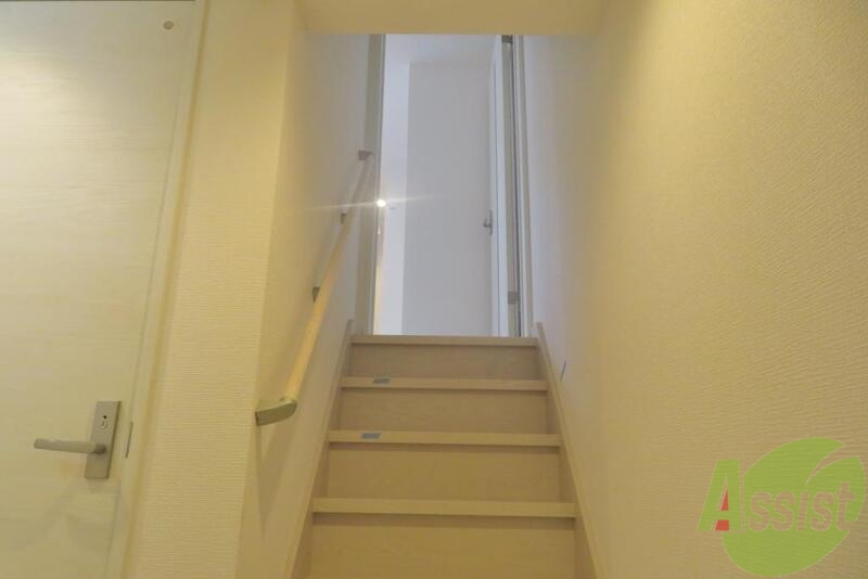 玄関　玄関からはこの階段を昇ってお部屋に入ってくださいねー。