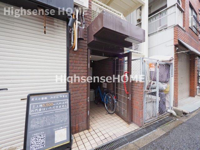 エントランス　落ち着いたエントランスです