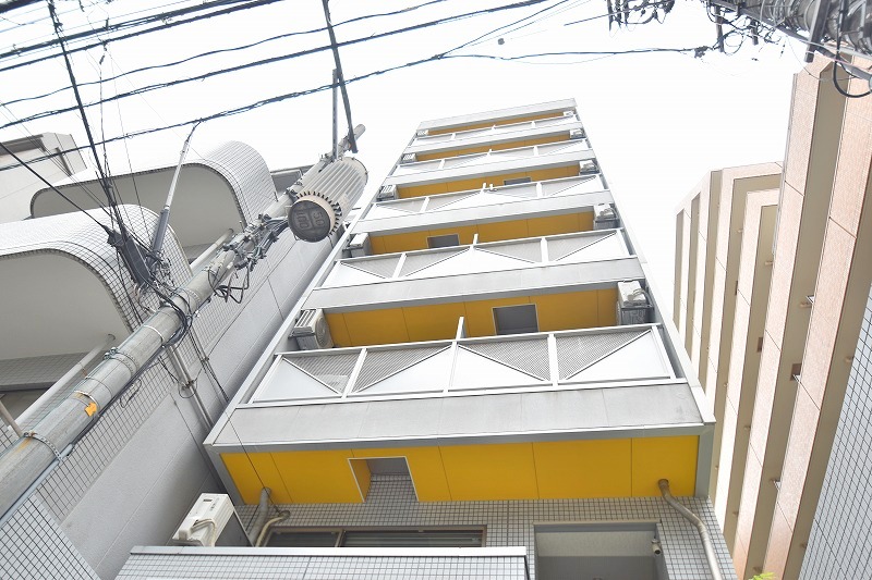 建物外観　デザインの入ったバルコニーが特徴です