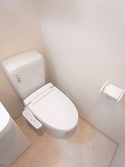 トイレ　落ち着いた色調のトイレです