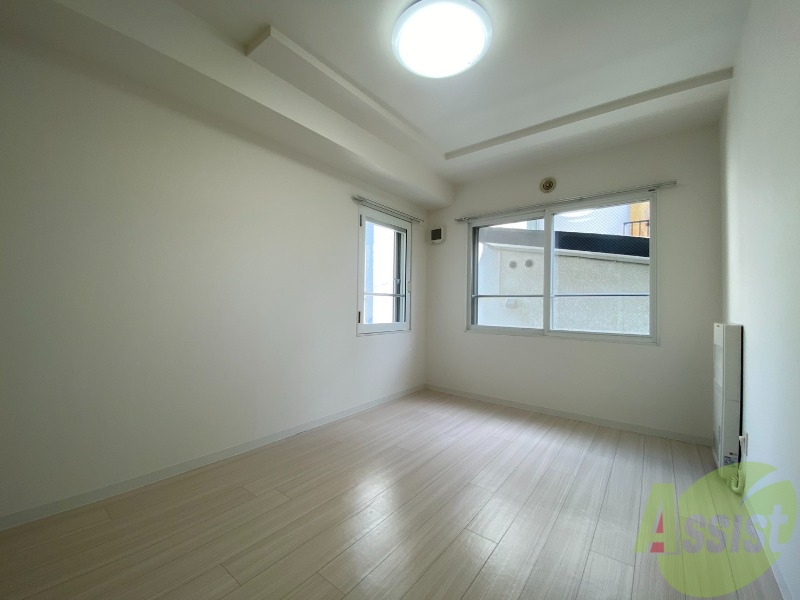 その他部屋・スペース　寝室はこちらです。光が差し込む、温かみのあるお部屋です。
