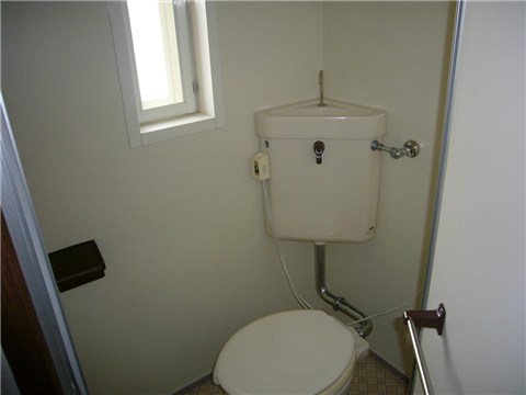 その他　トイレにも窓があります。
