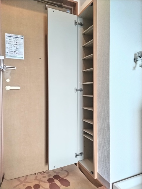 玄関　★高さのあるシューズボックス。表面は姿見鏡です★
