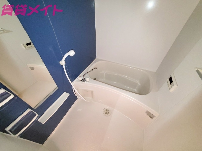 バス・シャワールーム　別部屋反転同型写真
