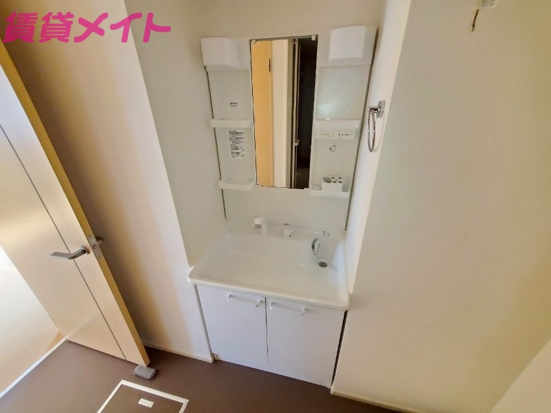 洗面設備　別部屋反転同型写真