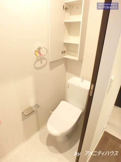トイレ　●温水洗浄暖房便座付きの快適なトイレスペース。