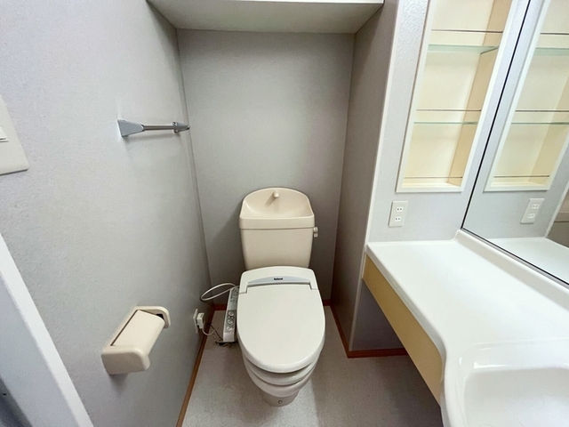 トイレ　温水洗浄便座付きトイレです。