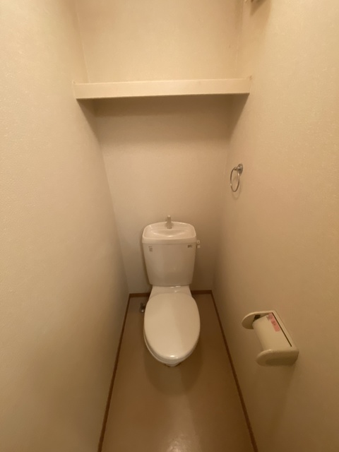 トイレ　上部に棚がありますので、ストック品は棚へ…。