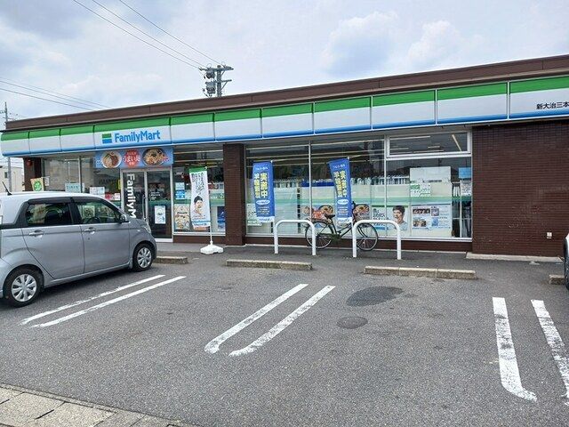 コンビニ　ファミリーマート（コンビニ）まで250m