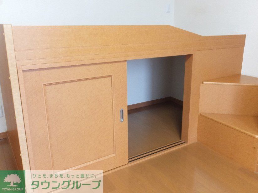 その他部屋・スペース　1階はフローリング、2階はじゅうたんです。