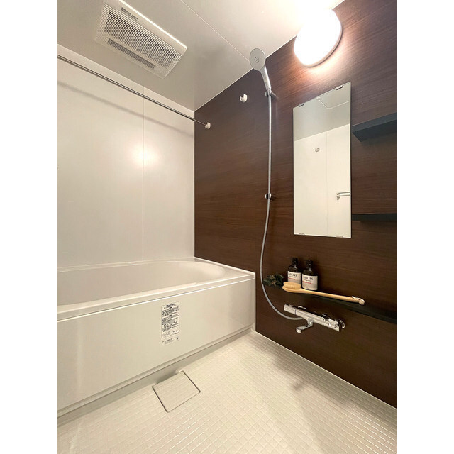 バス・シャワールーム　＊実際のお部屋に家具・家電の備え付けはございません