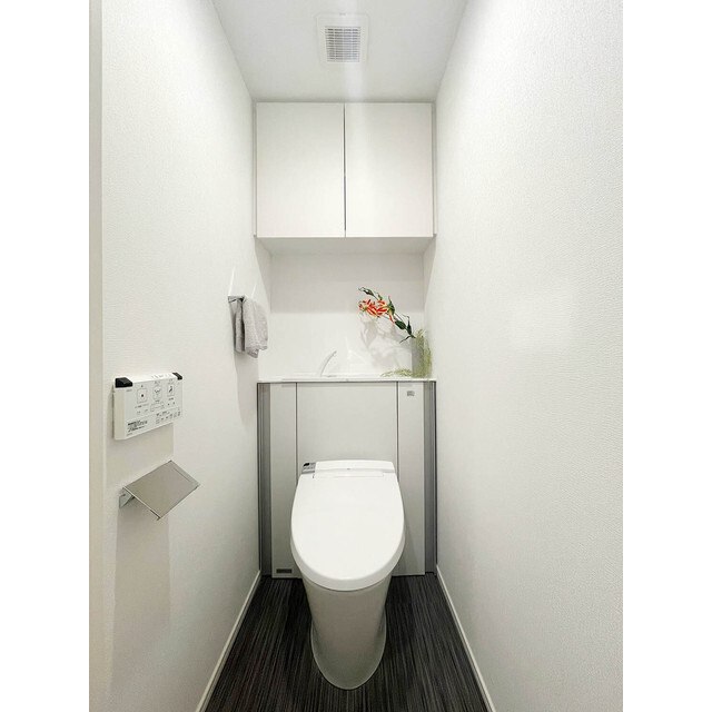 トイレ　＊実際のお部屋に家具・家電の備え付けはございません