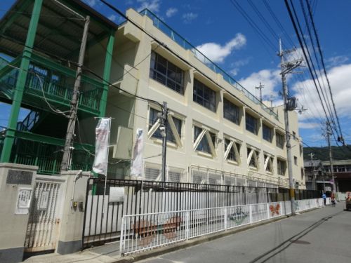 小学校　枚岡西小学校（小学校）まで195m