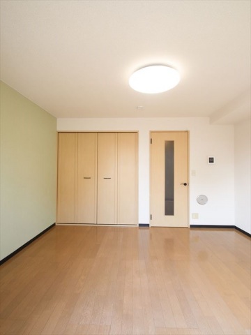 居室・リビング　よく陽の入るお部屋です♪